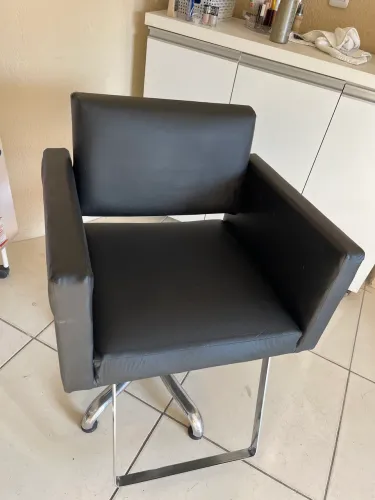 Movens de salão seme novo em boa forma