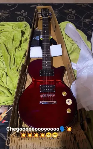 Guitarra mais pedal multi efeito