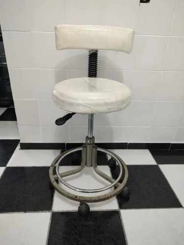 Mocho para dentista,tatuador..... Branco (cadeira))