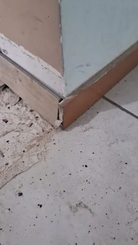 Aproximadamente 30 metros quadrados de rodapé de mdf