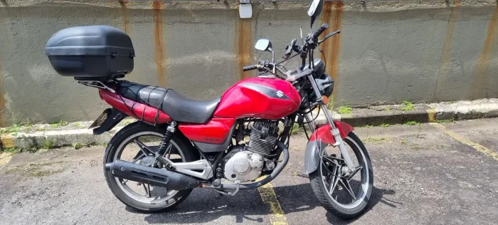 Suzuki EN Yes 125 Vermelha