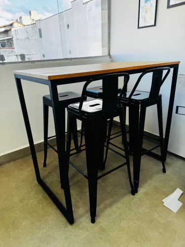Mesa balcão com 4 banquetas - estrutura de ferro e tampo pinus
