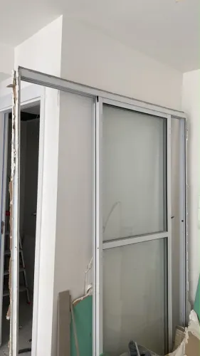 Porta de Correr em Alumínio Branco com Vidro Fosco
