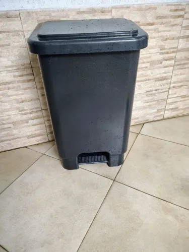Lixeira grande com pedal