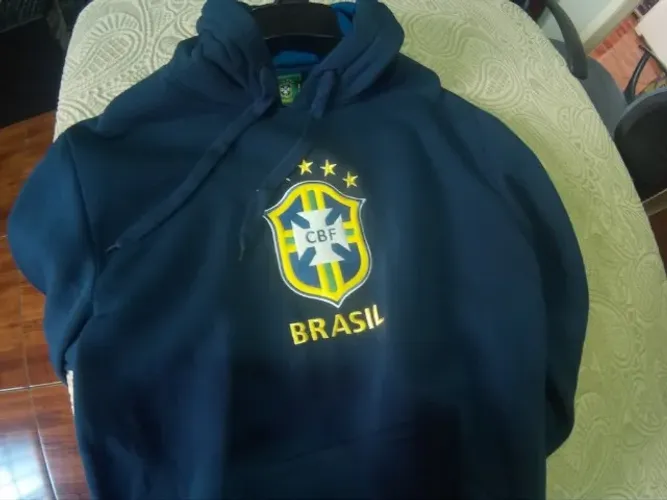 Moletom CBF Brasil (Tamanho P) Escudo Bordado.
