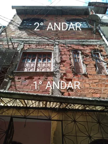 Vendo 1 casa com 1° e 2° andar, 