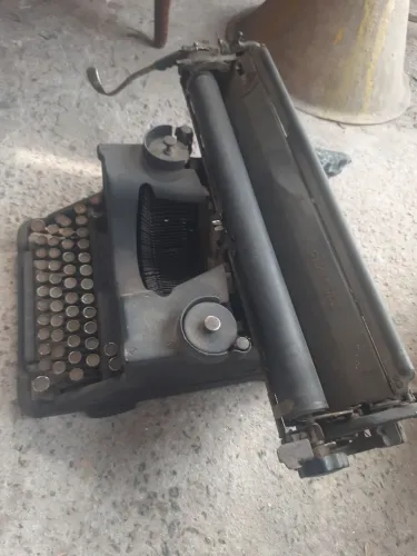 Máquina de escrever antiga  olivete
