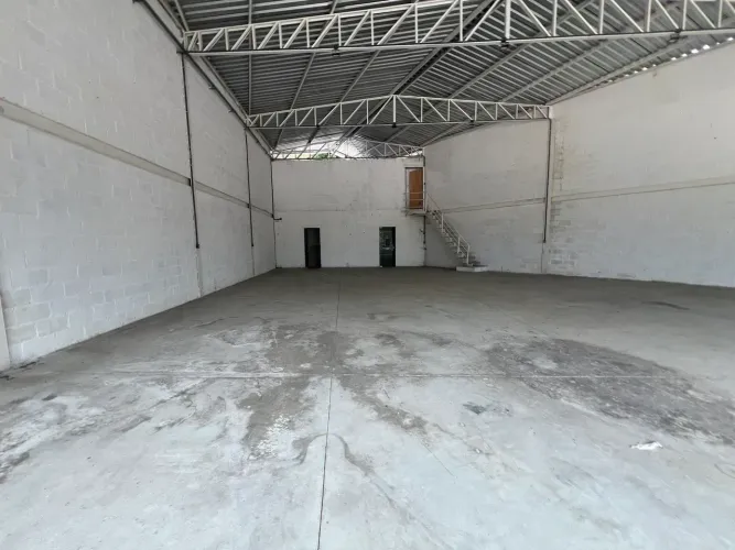 ALUGA-SE GALPÃO 340 M² NA BR-101 NORTE IPIOCA