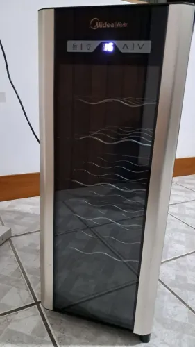 Adega Midea liva 12 garrafas