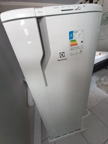 Vendo geladeira Eletrolux 240 litros