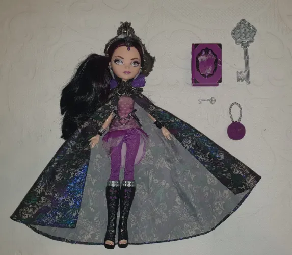 Boneca RAVEN QUEEN LEGACY DAY (DIA DO LEGADO):