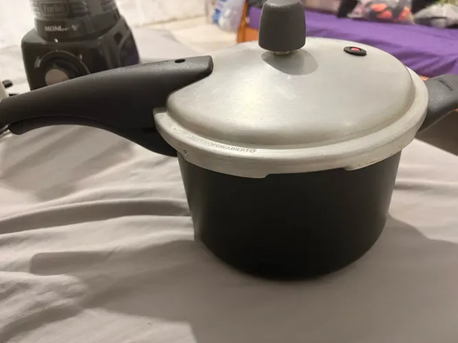 Vende-se panela de pressão Tramontina 4/5 L