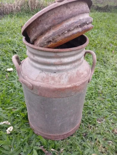 Tarro de leite antigo. 