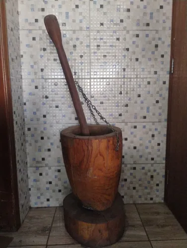 Vende-se um pilão de madeira maciça e com um pilongo de madeira maciça grande