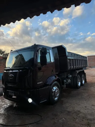 Ford cargo 2423 2013 em ótimo estado pra vender é só no ponto de rodar