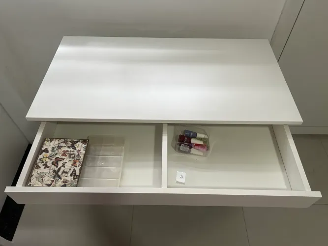 Mesa pequena com gaveta