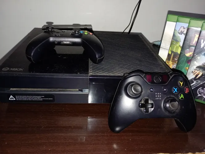 Xbox One com 2 controles sem fio