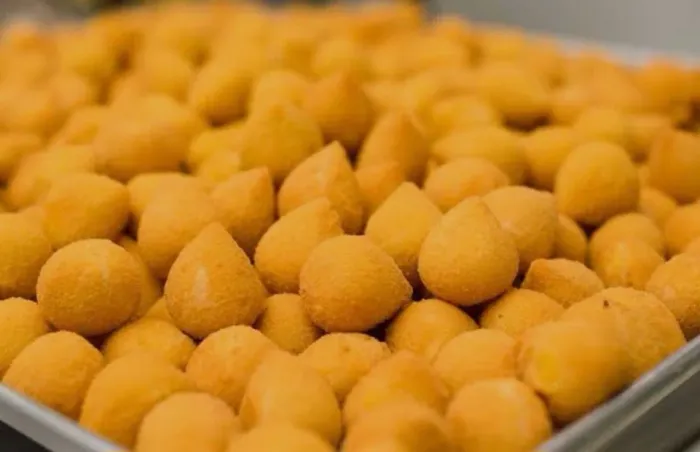 Sento de coxinhas e enroladinho de salsicha