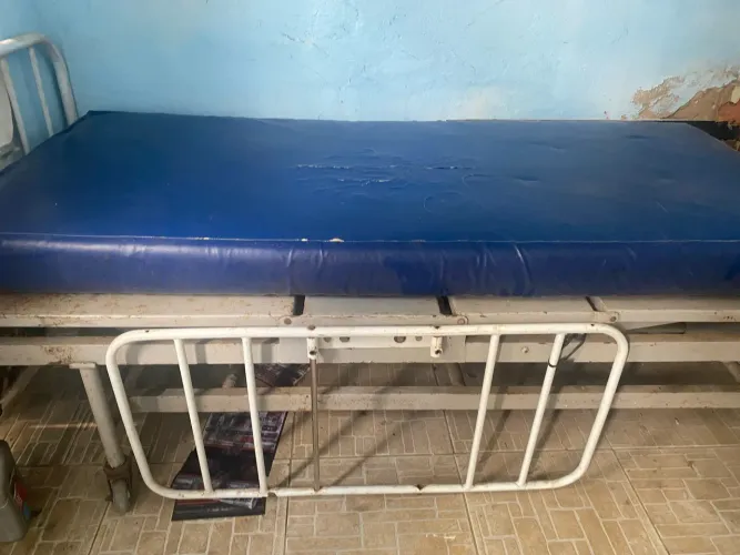Cama hospitalar bem conservada.