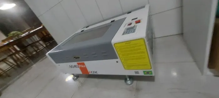 MÁQUINA LASER DE CORTE E GRAVAÇÃO 