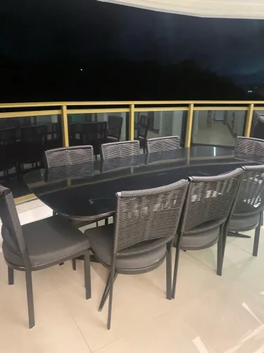 Mesa 2.20 com 8 cadeiras de corda náutica 