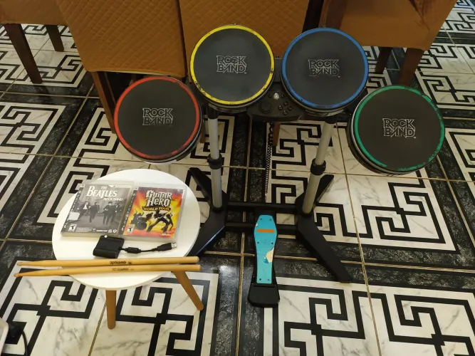 BATERIA ROCKBAND BEATLES MUITO CONSERVADA