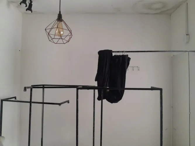 Arara suspensa para loja de Roupa e provador