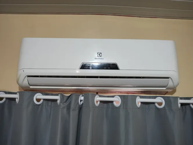 Vendo ar-condicionado da marca Eletrolux de 12.000 BTUs gelando perfeitamente.