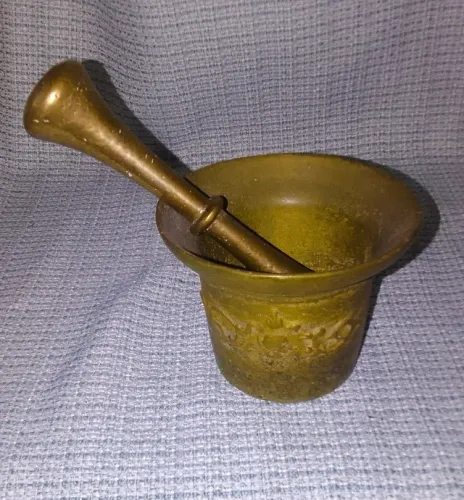 Almofariz Pilão com pistilo em bronze dourado ricamente trabalhado