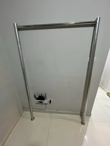 Arara de chão para loja de roupas