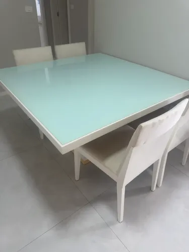 Mesa com 4 cadeiras. 140x140