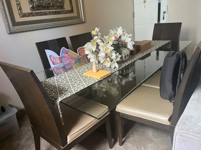 Conjunto jantar, sofá três lugares e mesa de centro.