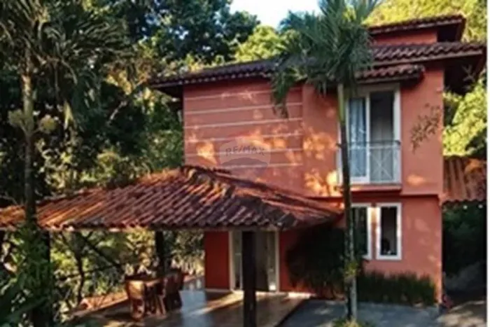 Casa em condomínio fechado, conceito sítio, com mais de 1.800m2 e arquitetura moderna com 