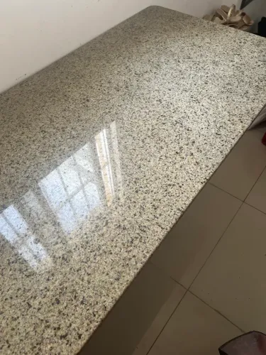 Mesa em granito com pés estilo romano em granito
