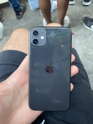 iPhone 11 Black 128GB R$1000