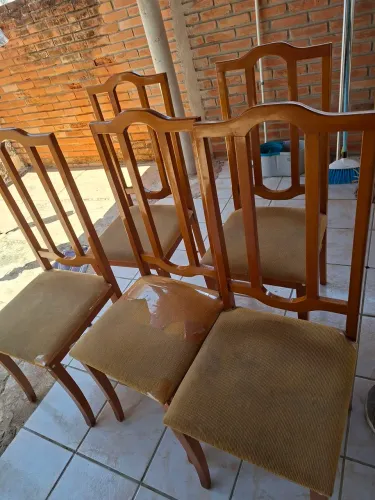 Vendo conjunto mesa e cadeiras