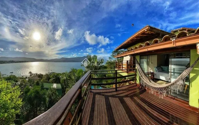 Casa mobiliada com 3 dormitórios para locação na Praia Mole