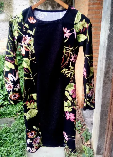 Vestido de manga longa com estampa floral e detalhes geométricos. Tamanho P