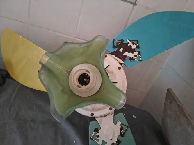 VENDO VENTILADOR DE TETO VINTAGE COM LUMINARIA DE VIDRO E AVARIA EM UMA DAS PALETAS