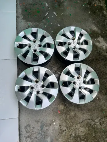 4 Rodas com calotas aro 14, originais do onix