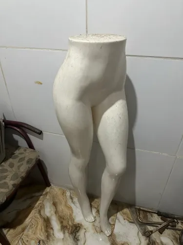Manequim feminino tá sem suporte dos pés porém fica em pé encostado
