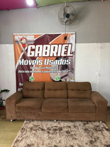 Sofá 3 lugares grande bem conservado e madeiramento reforçado ((ENTREGO GRATIS))