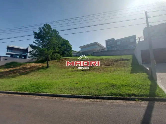 Terreno à venda no Condomínio Portal do Lago em Valinhos