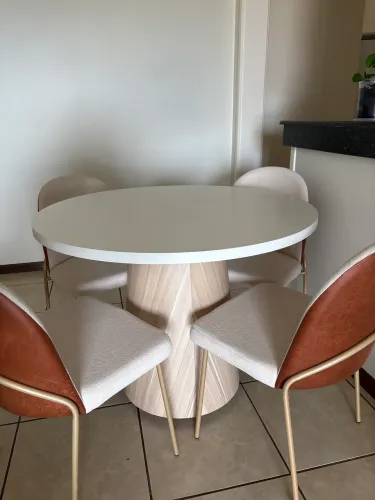Mesa moderna com 4 cadeiras