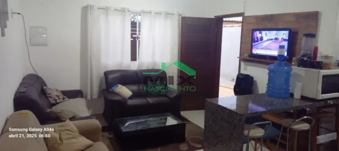 Casa à venda em Itanhaém | 2 dorms | Piscina | Mobiliada | 10 min da praia | 2 vagas
