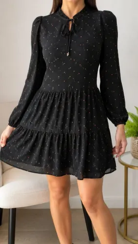 Vestido curto, com mangas bufantes 