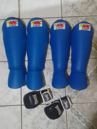 Kit Muay thai com 2 pares de caneleiras 1 par de luvas