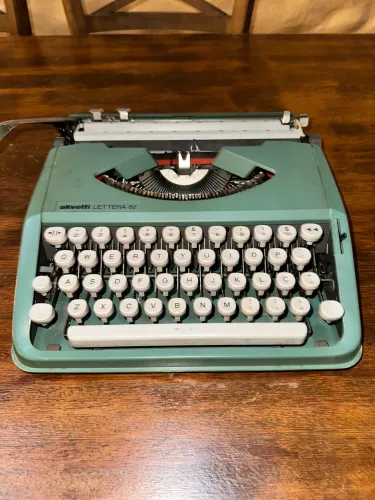 Máquina de Escrevwr Olivetti Lettera 82