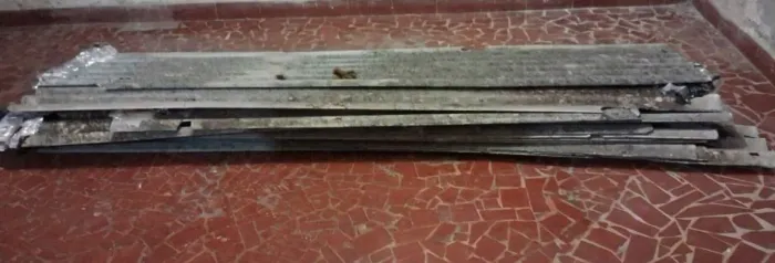 Venda de materiais aproveitáveis e um estrado de cama.