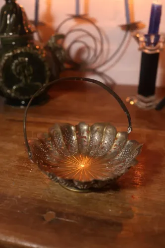 cestinha em latão antigo ANTIQUARIO TRABALHADA MANUALMENTE PERFEITA VINTAGE DECORAÇÃO ARTE